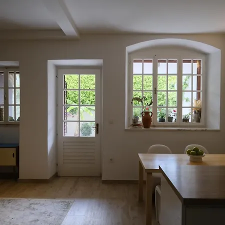 Little Backyard Apartment Split